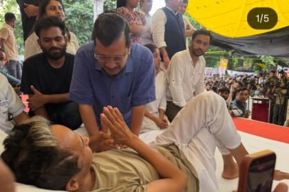 Arvind Kejriwal visits Sonam Wangchuk during his hunger strike at Jantar Mantar in New Delhi.