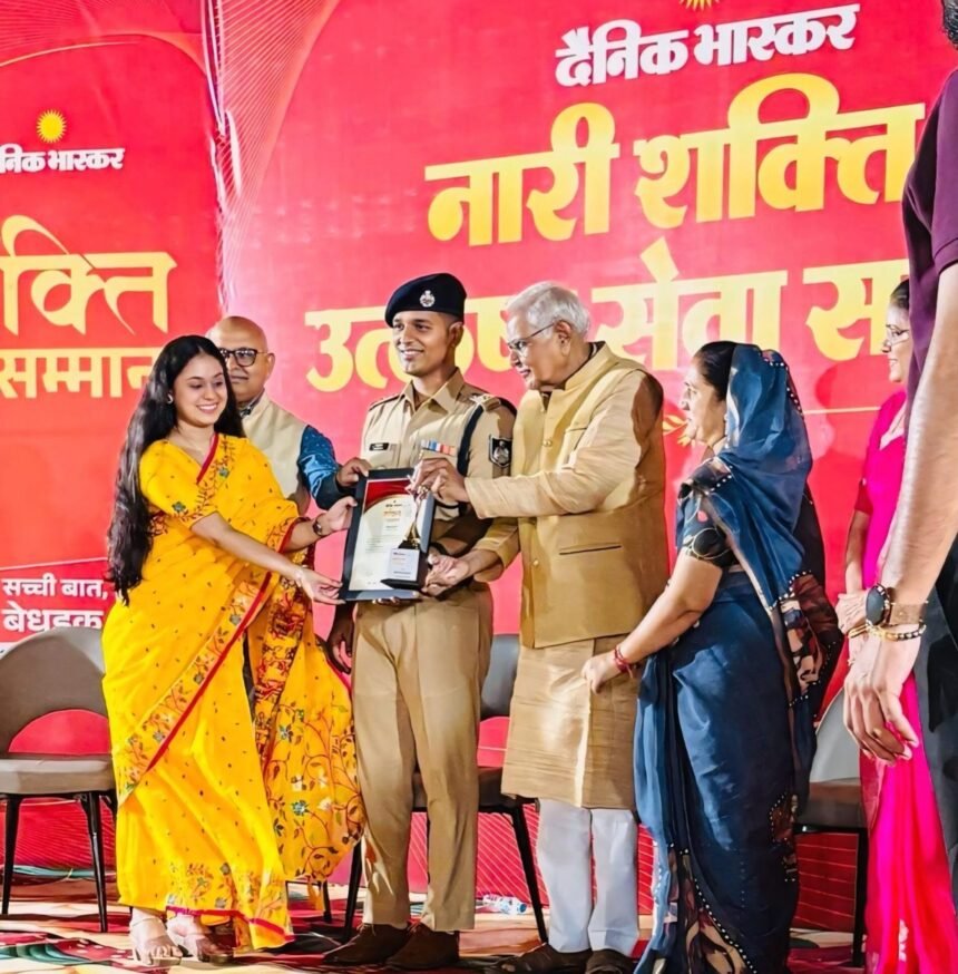 Damini Pathariya at the Dainik Bhaskar Award ceremony in Hoshangabad on 18 October 2026